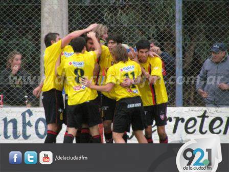 El festejo de Lautaro Fuhr fotografiado por Noticias Tornquist