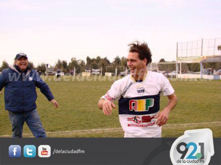 Nico Cabral en su segundo gol, a manera de festejo, amagó con salir de la cancha